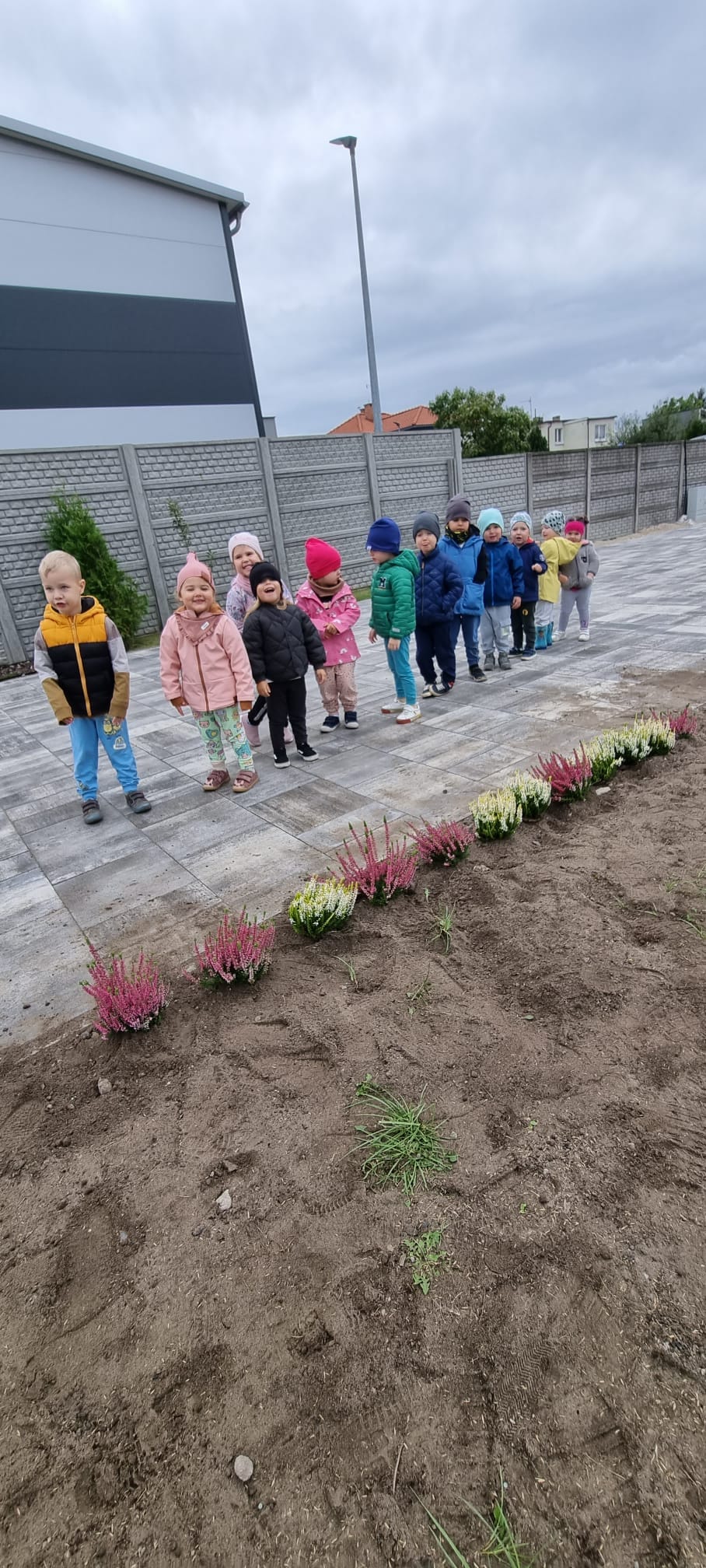 Mali ogrodnicy w październiku upiększają swój plac  💗