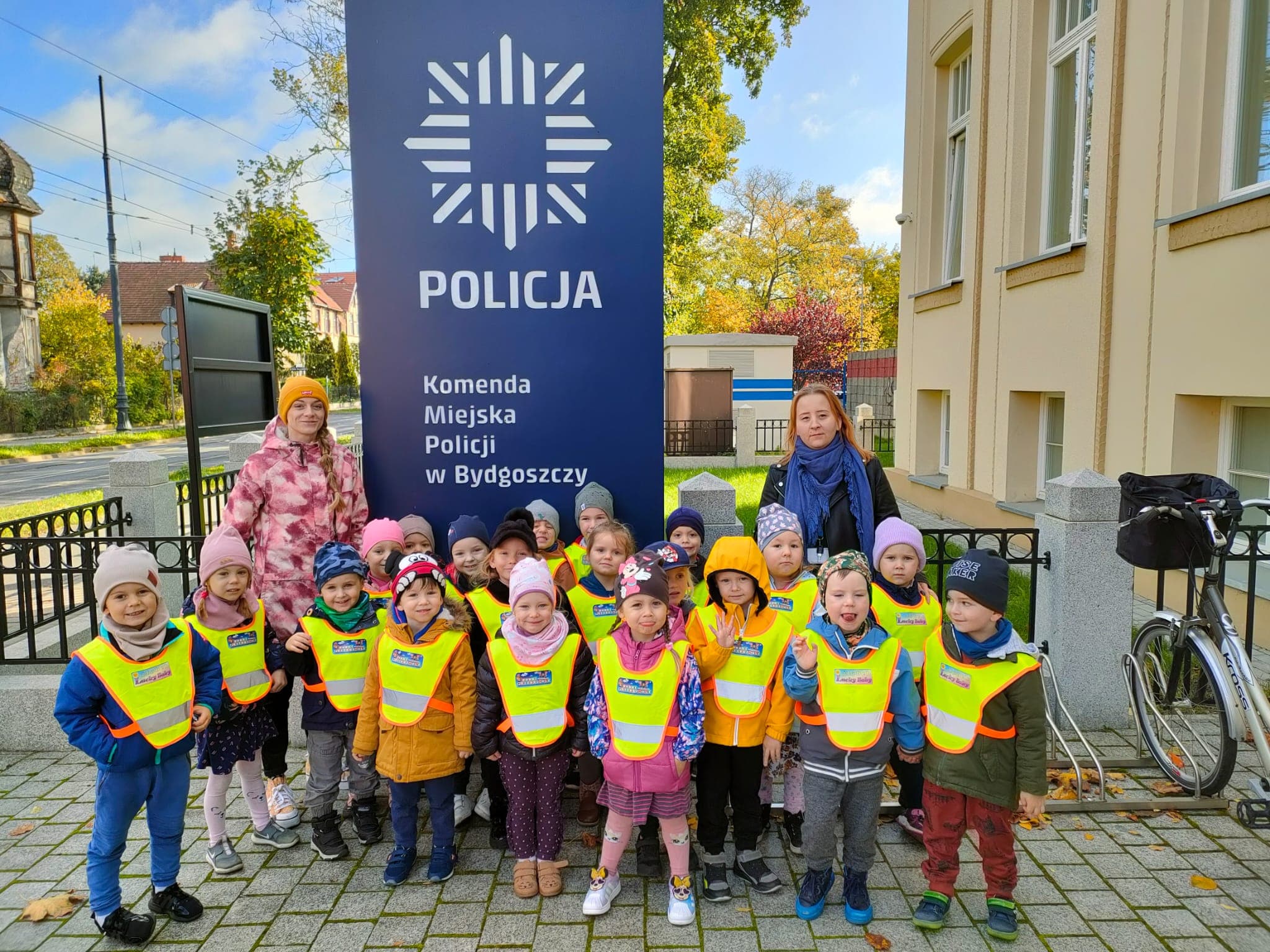 Brzdące z wizytą w Komendzie Miejskiej Policji 🚓