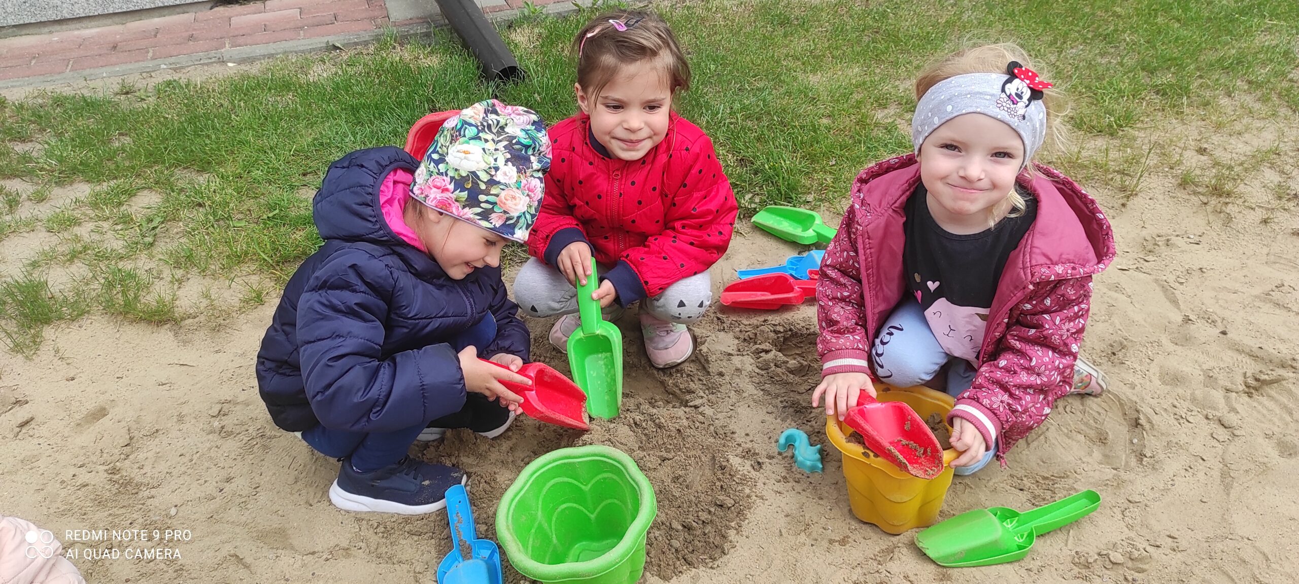 17.05.2023 Zabawy Króliczków na przedszkolnym placu zabaw :-)