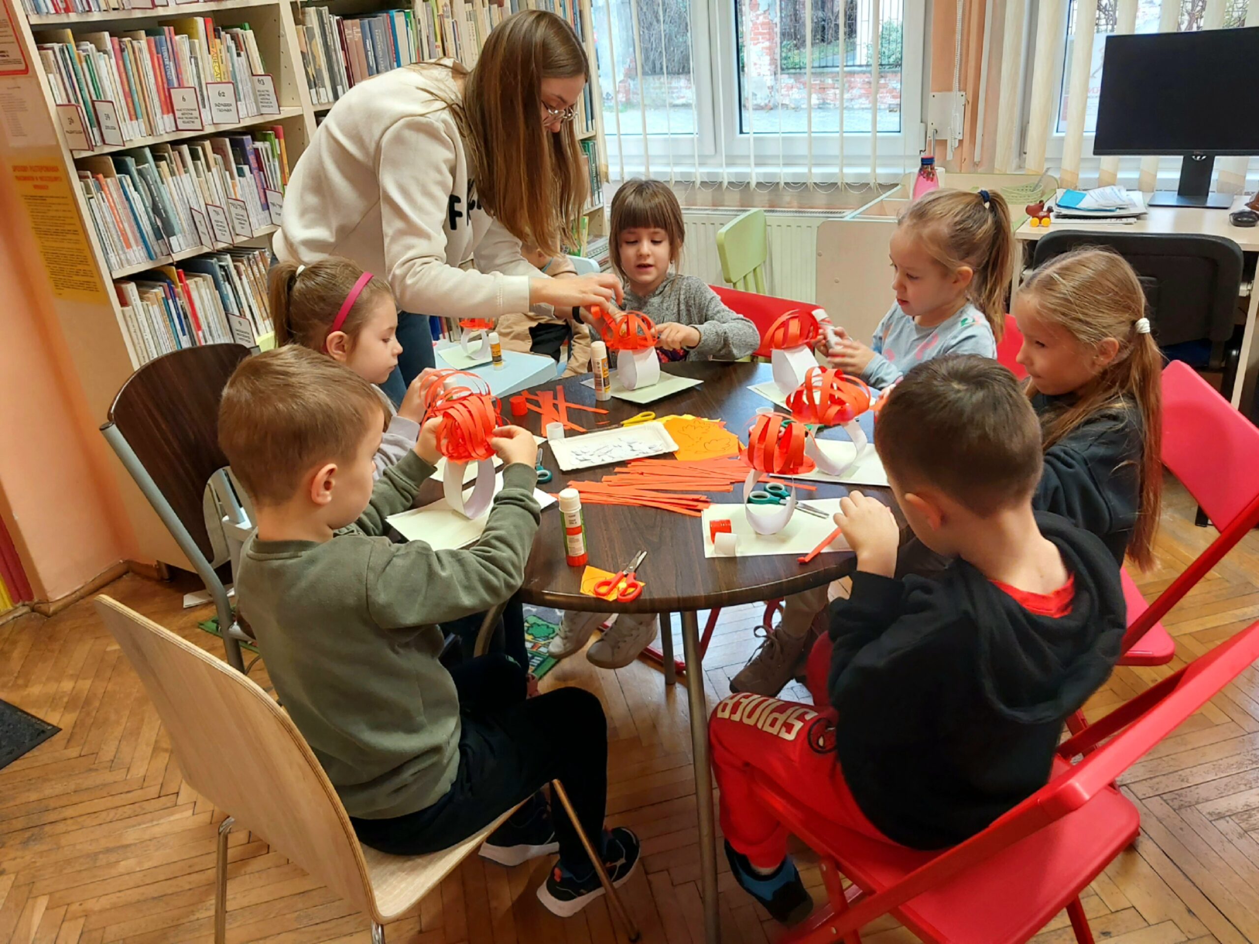 16.11.2023 „Jesienne inspiracje Kubusiów” – wizyta w pobliskiej bibliotece.