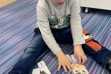 Toruń 2 – Krasnale – 26.10.21 Fabian układa puzzle