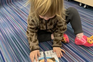 Toruń 2 – Krasnale – 26.10.21 Laura układa puzzle
