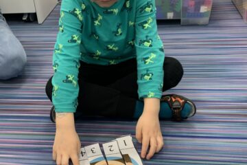 Toruń 2 – Krasnale – 26.10.21 Maks układa puzzle