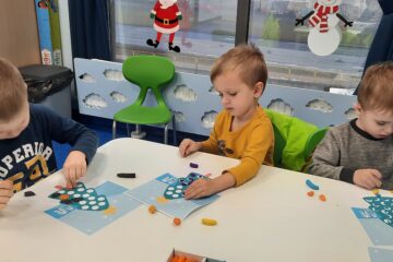 Toruń 2 – Krasnale – 16.12.21 Chłopcy wykonują pracę plastyczną