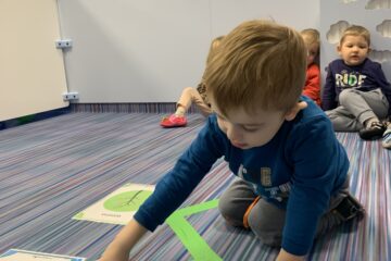 Toruń 2 – krasnale – 12.01.22 Fabian jedzie samochodem po szlaczku