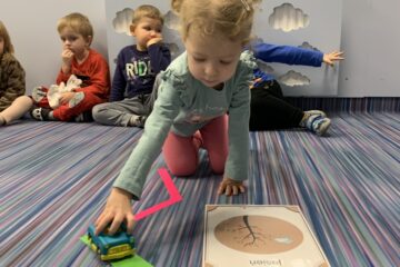Toruń 2 – krasnale – 12.01.22 Zosia jedzie samochodem po szlaczku