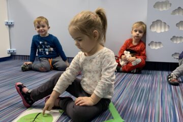 Toruń 2 – krasnale – 12.01.22 Zosia pokazuje pory roku
